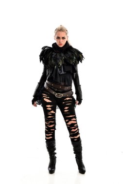 tam uzunlukta portre sarışın kız siyah, yırtık Gotik kıyafeti giymiş. ayakta poz, beyaz stüdyo arka plan üzerinde izole.