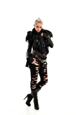 tam uzunlukta portre sarışın kız siyah, yırtık Gotik kıyafeti giymiş. ayakta poz, beyaz stüdyo arka plan üzerinde izole.