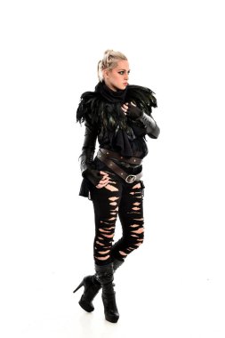 tam uzunlukta portre sarışın kız siyah, yırtık Gotik kıyafeti giymiş. ayakta poz, beyaz stüdyo arka plan üzerinde izole.