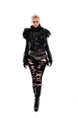 tam uzunlukta portre sarışın kız siyah, yırtık Gotik kıyafeti giymiş. ayakta poz, beyaz stüdyo arka plan üzerinde izole.