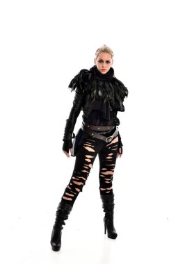 tam uzunlukta portre sarışın kız siyah, yırtık Gotik kıyafeti giymiş. ayakta poz, beyaz stüdyo arka plan üzerinde izole.