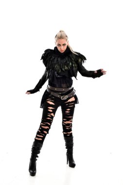 tam uzunlukta portre sarışın kız siyah, yırtık Gotik kıyafeti giymiş. ayakta poz, beyaz stüdyo arka plan üzerinde izole.