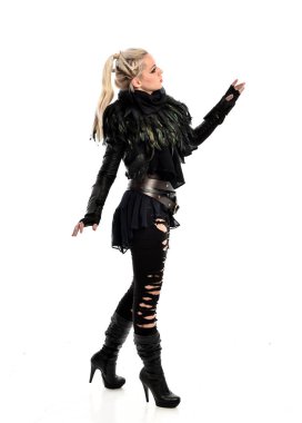 tam uzunlukta portre sarışın kız siyah, yırtık Gotik kıyafeti giymiş. ayakta poz, beyaz stüdyo arka plan üzerinde izole.