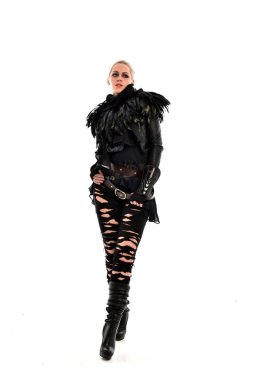 tam uzunlukta portre sarışın kız siyah, yırtık Gotik kıyafeti giymiş. ayakta poz, beyaz stüdyo arka plan üzerinde izole.