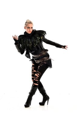 tam uzunlukta portre sarışın kız siyah, yırtık Gotik kıyafeti giymiş. ayakta poz, beyaz stüdyo arka plan üzerinde izole.