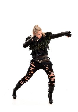 tam uzunlukta portre sarışın kız siyah, yırtık Gotik kıyafeti giymiş. ayakta poz, beyaz stüdyo arka plan üzerinde izole.