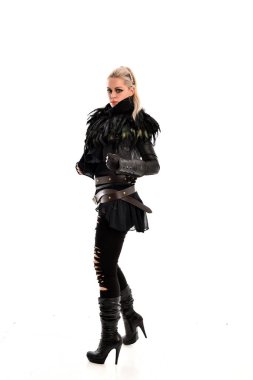 tam uzunlukta portre sarışın kız siyah, yırtık Gotik kıyafeti giymiş. ayakta poz, beyaz stüdyo arka plan üzerinde izole.