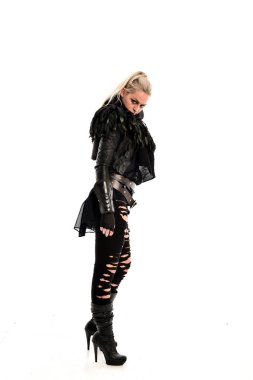 tam uzunlukta portre sarışın kız siyah, yırtık Gotik kıyafeti giymiş. ayakta poz, beyaz stüdyo arka plan üzerinde izole.