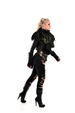 tam uzunlukta portre sarışın kız siyah, yırtık Gotik kıyafeti giymiş. ayakta poz, beyaz stüdyo arka plan üzerinde izole.