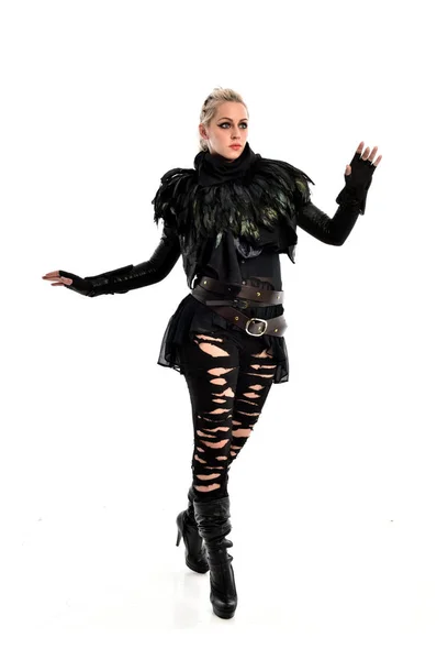 Ganzkörperporträt Eines Blonden Mädchens Schwarzem Zerrissenem Gothic Outfit Stehende Pose — Stockfoto
