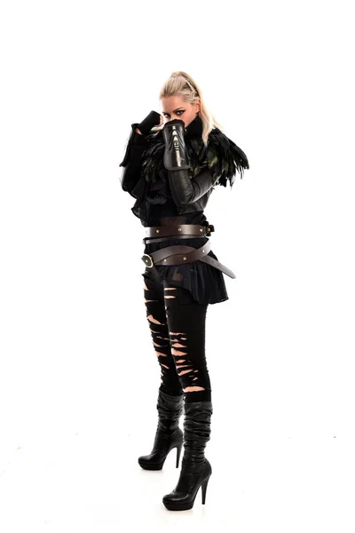 Ολόσωμο Πορτρέτο Του Ξανθιά Κοπέλα Φορώντας Μαύρο Σκισμένα Στολή Gothic — Φωτογραφία Αρχείου