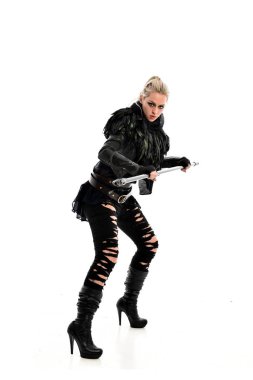 tam uzunlukta portre sarışın kız siyah yırtık kıyafeti giymiş bir personel'ın elinde. ayakta poz, beyaz stüdyo arka plan üzerinde izole.