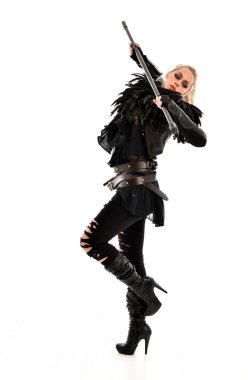 tam uzunlukta portre sarışın kız siyah yırtık kıyafeti giymiş bir personel'ın elinde. ayakta poz, beyaz stüdyo arka plan üzerinde izole.