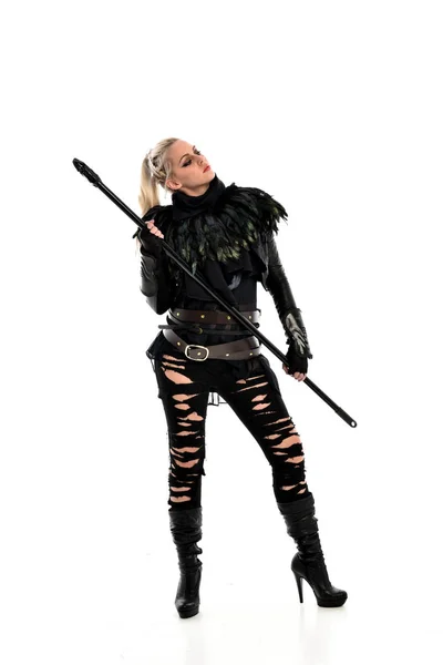 Ganzkörperporträt Eines Blonden Mädchens Schwarzen Zerrissenen Outfit Das Eine Dienstwaffe — Stockfoto