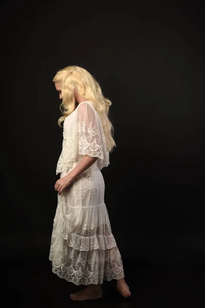 레이스 드레스를 여자의 초상화 카메라에 스튜디오 — 스톡 사진
