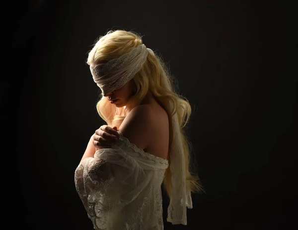 金髪の女の子が着ている白いレースのドレスと目隠しの肖像画 黒のスタジオの背景 — ストック写真