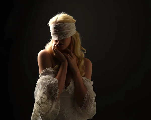 Retrato Menina Loira Vestindo Vestido Renda Branca Venda Preto Estúdio — Fotografia de Stock