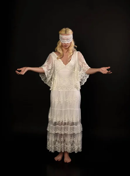 Ολόσωμο Πορτρέτο Του Ξανθιά Κοπέλα Φορώντας Λευκή Δαντέλα Φόρεμα Και — Φωτογραφία Αρχείου