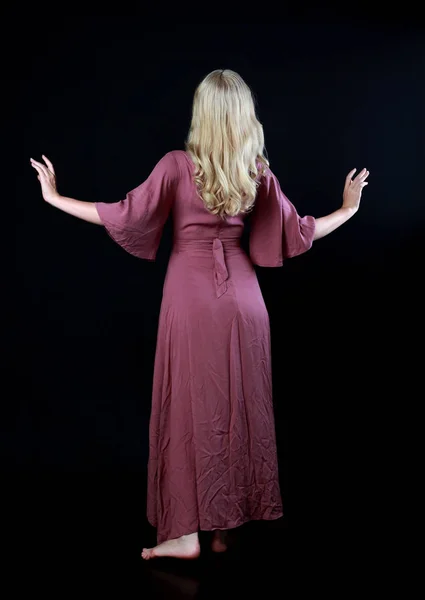 Pełna Długość Portret Blondynka Dziewczynka Długo Fioletowy Sukience Stojący Poza — Zdjęcie stockowe