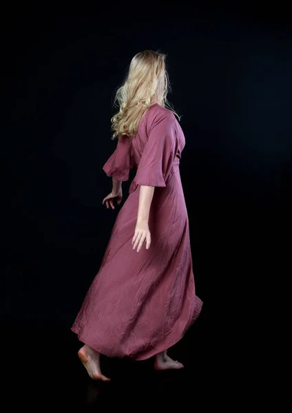 長い紫色のドレスを着ている金髪の女の子の完全な長さの肖像画 ポーズを立っています 黒のスタジオの背景 — ストック写真