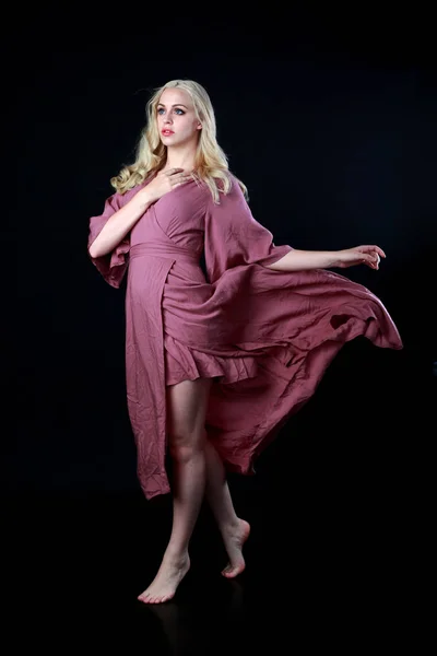 Ganzkörperporträt Eines Blonden Mädchens Einem Langen Lila Kleid Stehende Pose — Stockfoto