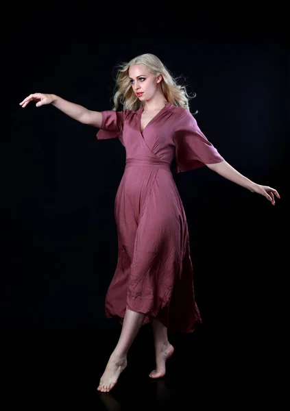 Retrato Longitud Completa Chica Rubia Con Vestido Largo Púrpura Pose — Foto de Stock