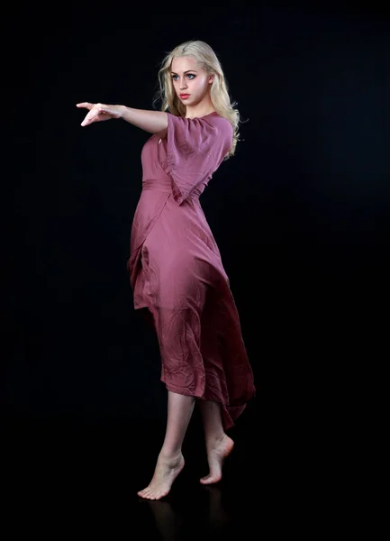 Retrato Comprimento Total Menina Loira Vestindo Vestido Roxo Longo Postura — Fotografia de Stock