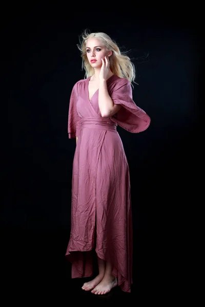 Portrait Complet Fille Blonde Portant Une Longue Robe Violette Pose — Photo
