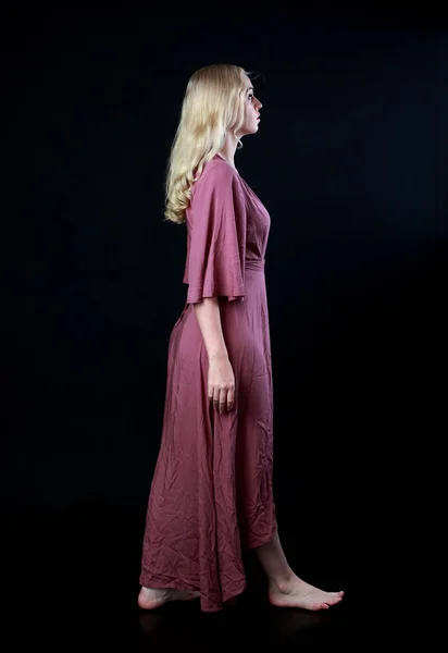 Ganzkörperporträt Eines Blonden Mädchens Einem Langen Lila Kleid Stehende Pose — Stockfoto