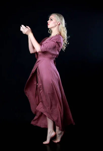 Ολόσωμο Πορτρέτο Του Ξανθιά Κοπέλα Φορώντας Μακρύ Μωβ Φόρεμα Όρθια — Φωτογραφία Αρχείου