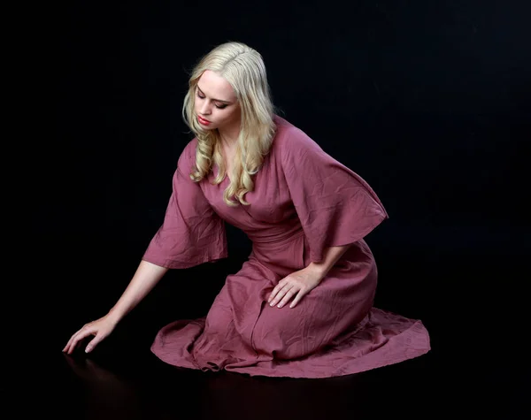 Retrato Longitud Completa Chica Rubia Con Vestido Largo Púrpura Pose — Foto de Stock