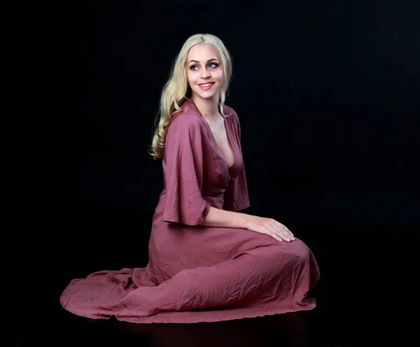 Retrato Longitud Completa Chica Rubia Con Vestido Largo Púrpura Pose —  Fotos de Stock