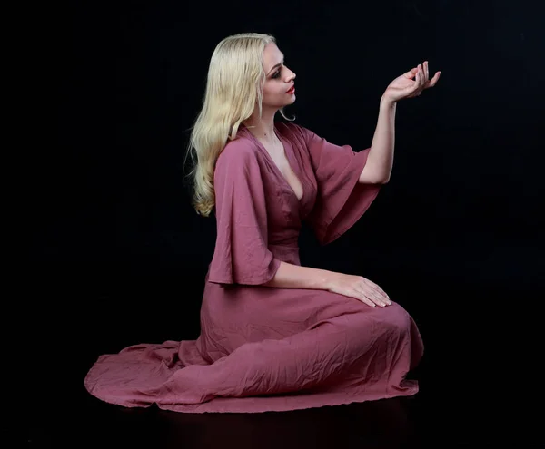 Portrait Complet Fille Blonde Portant Une Longue Robe Violette Pose — Photo