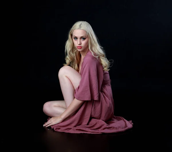 Celé Délce Portrét Blond Dívka Která Nosí Dlouhé Fialové Šaty — Stock fotografie
