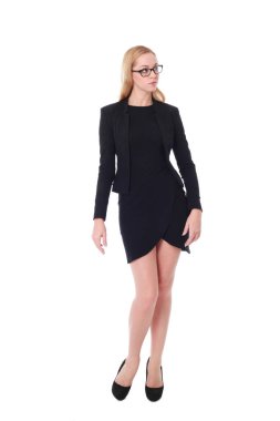 Tam boy siyah elbise ve gözlük çekici bir profesyonel kadın portresi. beyaz bir arka plan üzerinde izole.