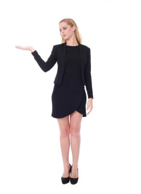 Siyah elbise giyen bir çekici profesyonel kadın portresi uzunluğu tam, beyaz bir arka plan üzerinde izole ulaşan dışarı ver..