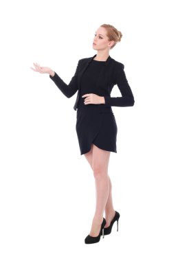 Siyah elbise giyen bir çekici profesyonel kadın portresi uzunluğu tam, beyaz bir arka plan üzerinde izole ulaşan dışarı ver..