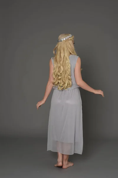 Pełna Długość Portret Blondynka Dziewczyna Ubrana Sukienki Korony Stojący Poza — Zdjęcie stockowe