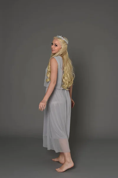 Ganzkörperporträt Eines Blonden Mädchens Mit Kleid Und Krone Stehend Mit — Stockfoto