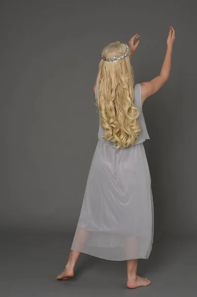 Celé Délce Portrét Blond Dívka Která Nosí Šaty Korunka Postavení — Stock fotografie