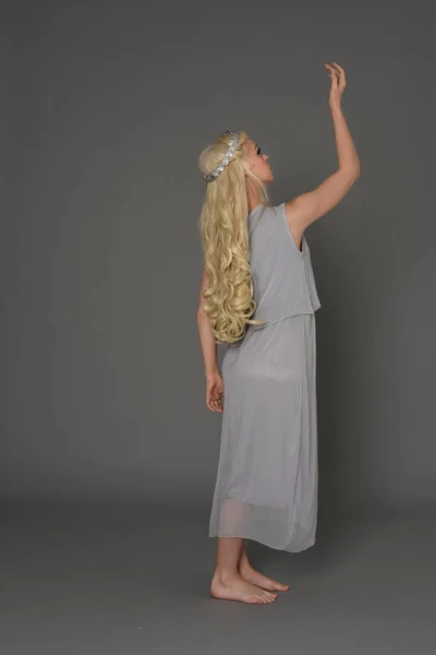 Ολόσωμο Πορτρέτο Του Ξανθιά Κοπέλα Φορώντας Φόρεμα Και Στέμμα Στέκεται — Φωτογραφία Αρχείου