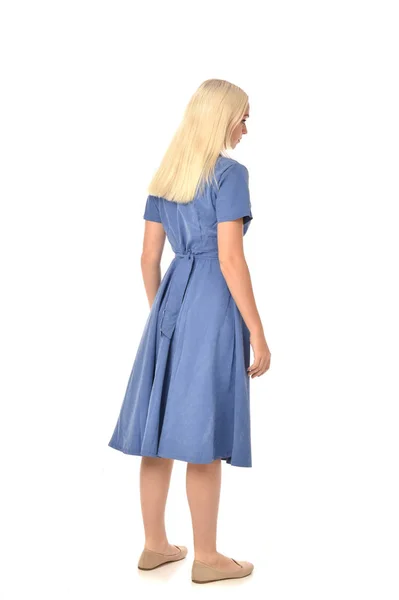 Tam Uzunlukta Portre Sarışın Kız Mavi Elbise Giyiyor Ayakta Poz — Stok fotoğraf
