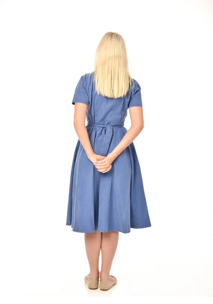 Retrato Longitud Completa Chica Rubia Con Vestido Azul Posar Pie — Foto de Stock