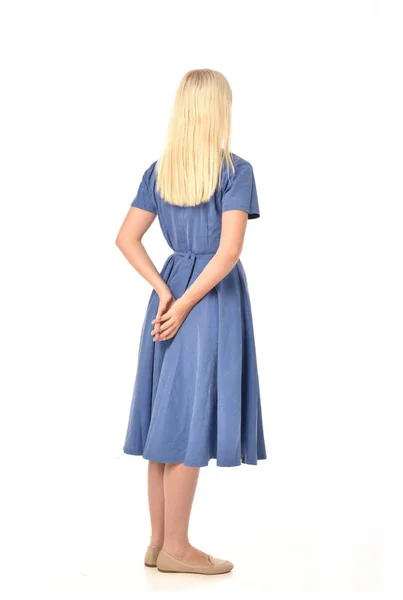 Tam Uzunlukta Portre Sarışın Kız Mavi Elbise Giyiyor Ayakta Poz — Stok fotoğraf