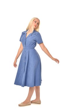 tam uzunlukta portre sarışın kız mavi elbise giyiyor. poz ayakta. beyaz stüdyo arka plan üzerinde izole.