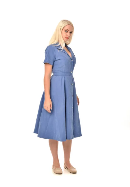 Retrato Comprimento Total Menina Loira Vestindo Vestido Azul Postura Isolado — Fotografia de Stock