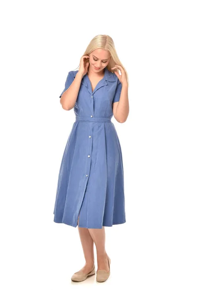 Retrato Comprimento Total Menina Loira Vestindo Vestido Azul Postura Isolado — Fotografia de Stock