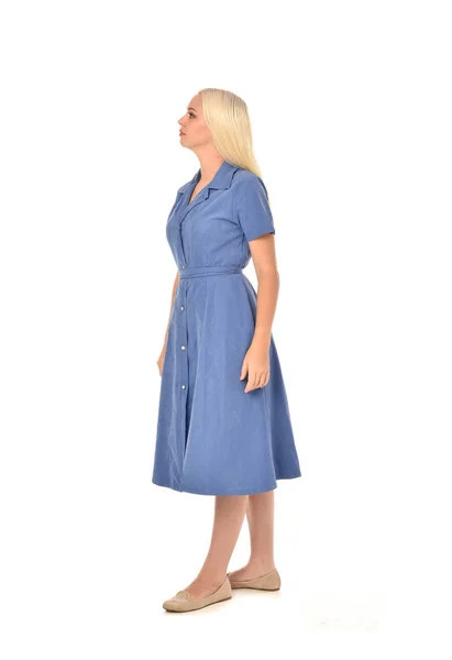 青いドレスを着ている金髪の女の子の完全な長さの肖像画 ポーズを立っています ホワイト スタジオの背景に分離 — ストック写真