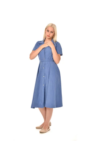 Retrato Longitud Completa Chica Rubia Con Vestido Azul Pose Pie —  Fotos de Stock