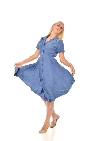 青いドレスを着ている金髪の女の子の完全な長さの肖像画 ポーズを立っています ホワイト スタジオの背景に分離 — ストック写真